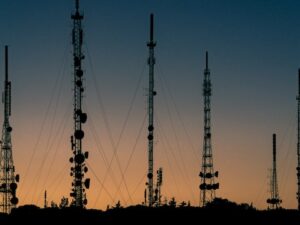 DECRETO 676 DE 2011 - ESTACIONES DE TELECOMUNICACIONES